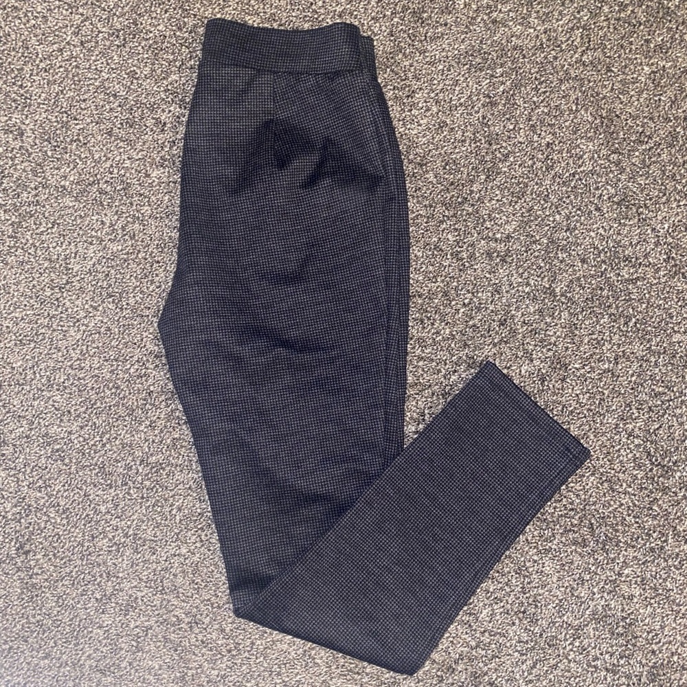 ⭐️ Tommy Hilfiger women’s pant size 6.  *40